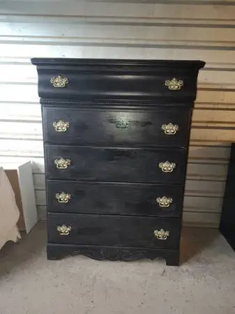 🟡 big and tall solid wood dresser with 6 really huge drawers in good working