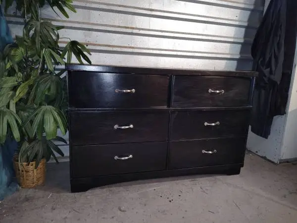 🟢 solid wood dresser in good working condition 🟡