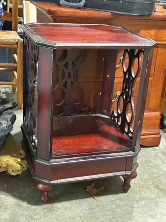 SMALL OCCASIONAL ACCENT TABLE