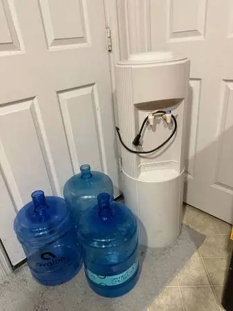 COLD Water Dispenser with 3 Empty 5-Gallon Bottles (READ FULL DESCRIPTION BELOW