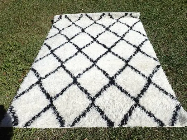 NEW 5ft 2 X 7Ft. RUG BLACK AND WHITE