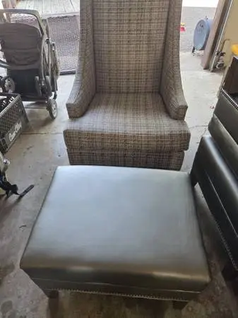 HIGH QUALITY COMMERCIAL FURNITURE IN EXCELLENT CONDITION