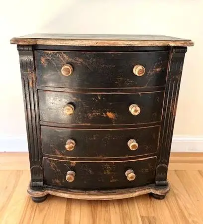 BEAUTIFUL ‘CAPTAIN’S’ CHEST OF DRAWERS