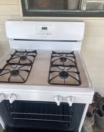 30” wide gas stove Frigidaire (free local delivery)