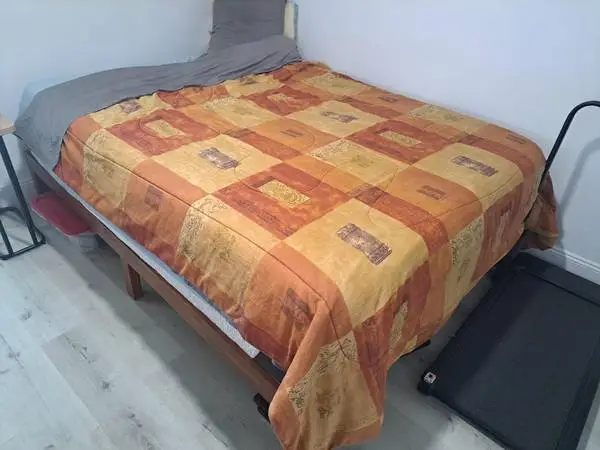 QUEEN-SIZE BED - FRAME & MATTRAS