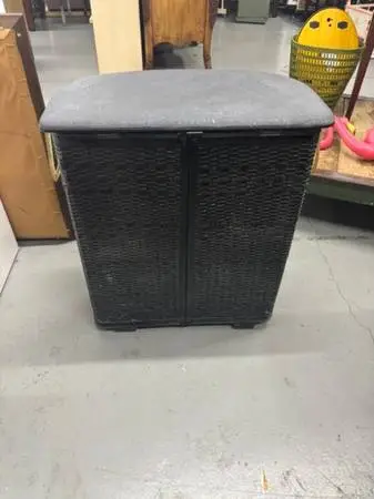 Pearl Wick clothes hamper in excellent shape