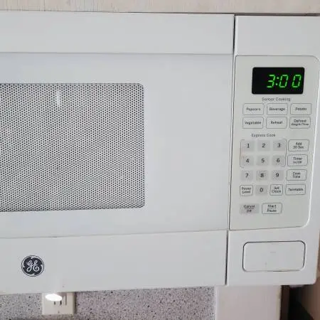 Microwave  (mountable  under cabinet) GE SpaceSaver