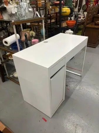small white desk in good condition