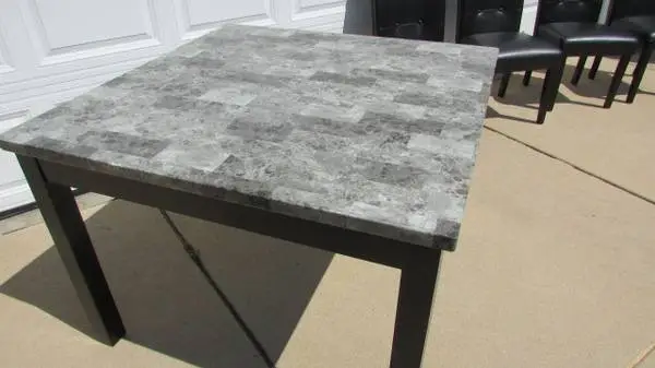 Table  42  x 42,     Solid table