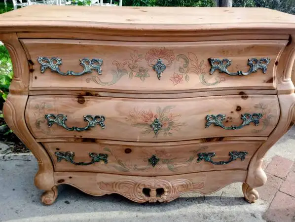THREE DRAWER PULASKI HAND-PAINTED BOMBAY CHEST OF DRAWERS
