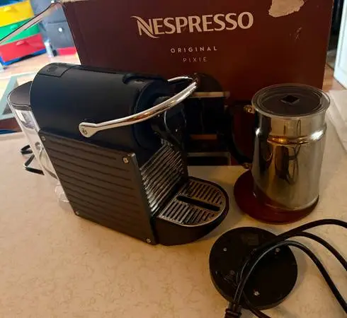 NESPRESSO PIXIE coffee espresso maker C61 ($229 retail!)