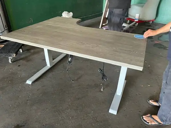 Electric Table L-unit 44x59. Goes up and down electronically