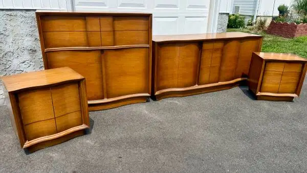 1960’s Kroehler Mid Century Modern Walnut Bedroom Set