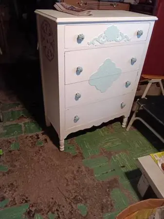 Dresser 4 drawer  wood. Vintage