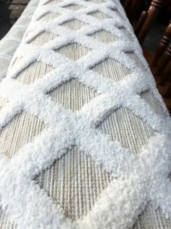 LARGE AREA RUG LIKE NEW 5x8 AND VERY NEUTRAL COLOR & PATTERN