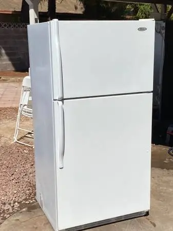 WHITE WHIRLPOOL TOP AND BOTTOM REFRIGERATOR