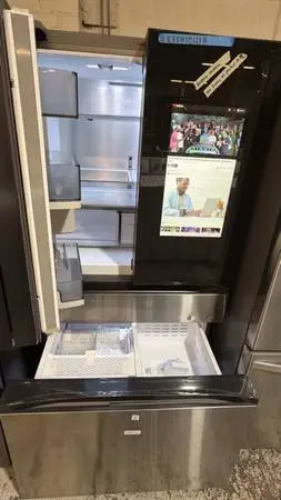 Family hub 4-doors fridge new scratch and dent