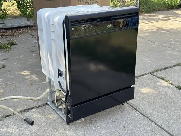 Whirlpool Estate Dishwasher – Lightly Used, $60 OBO