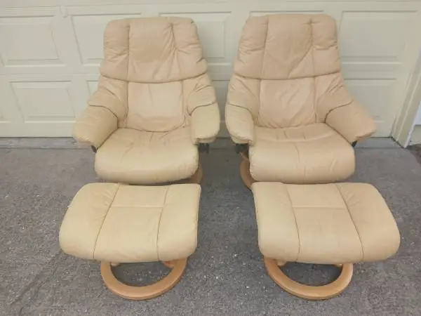 PAIR OF EKORNES STRESSLESS RECLINER CHAIRS AND OTTOMANS