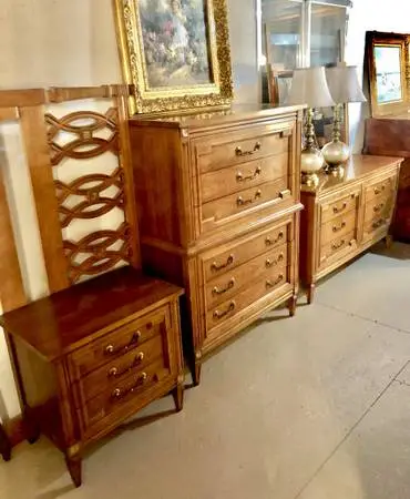 THOMASVILLE Bedroom set - 2 dressers, bed, night stand & mirror