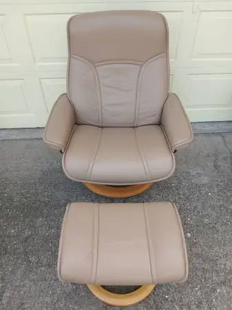 EKORNES STRESSLESS RECLINER AND OTTOMAN