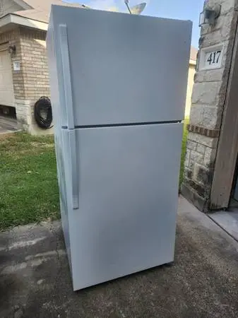 WHITE WHIRLPOOL REFRIGERATOR