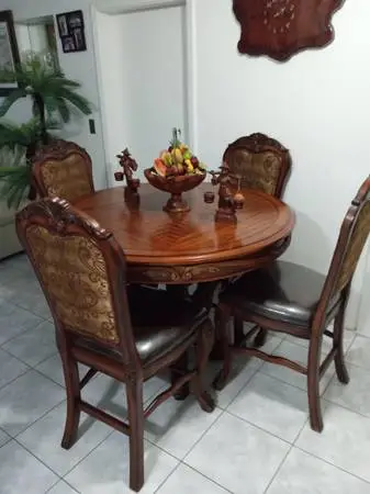 Luxury Dinning Room Table and Chairs