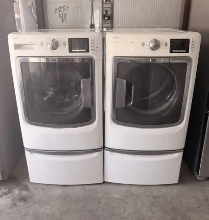 White Maytag Washer And Gas Dryer Matching Set