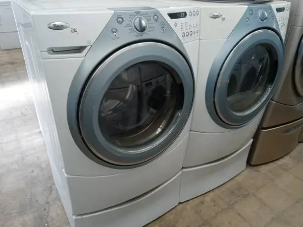 🌲Whirlpool Duet front load washer and dryer set on pedestals