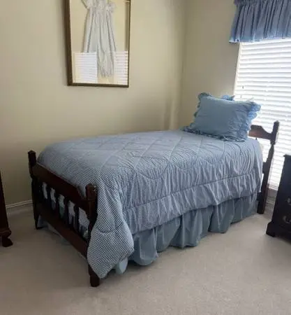 Twin Beds Complete with Bedding (2)
