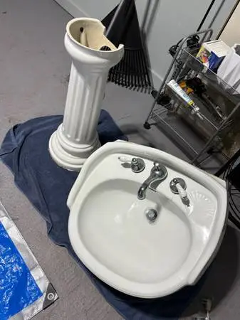 VINTAGE STYLE PORCELAIN BATHROOM SINK