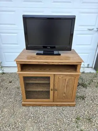 26in Hitachi Tv With Tv Stand
