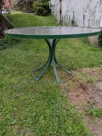 Round patio table with retro metal base