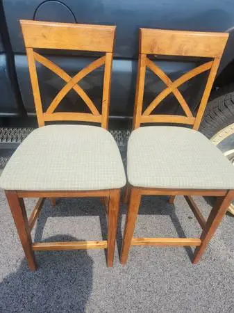2 bar stool chairs