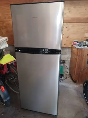 Hotpoint 9.7-cu ft Counter-Depth 24-in Wide Top-Freezer Refrigerator