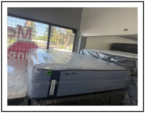 QUEEN SIZE SEALY POSTUREPEDIC PLUS MATTRESS & BOX SPRING BED SET