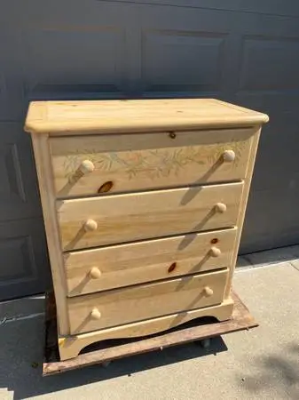 4 drawer dresser - solid pine Lke new
