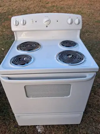 GE ELECTRIC STOVE OVEN WITH A 30.DAY WARRANTY