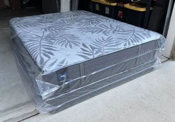 BRAND NEW queen size Sealy Plus