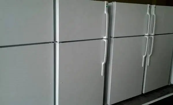Medium apartment size refrigerator