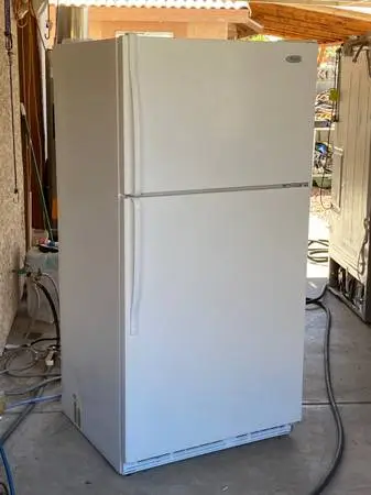 WHIRLPOOL WHITE APARTMENT SIZE REFRIGERATOR