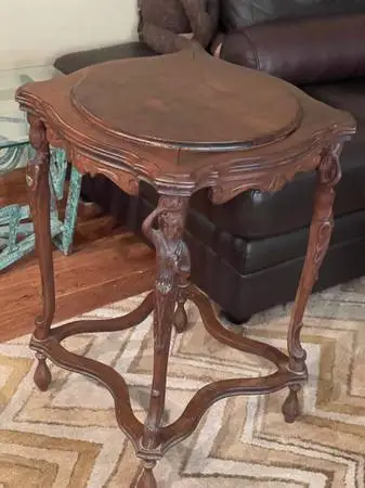 BEAUTIFUL VINTAGE MAHOGANY TABLE