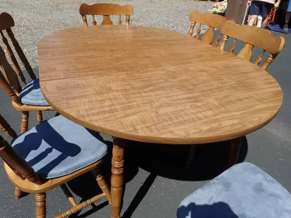 Maple Hard Wood Formica Wooden Dining Room Table and 6 Chairs/ 2 leafs