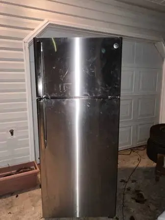 GE REFRIGERATOR/ FREEZER