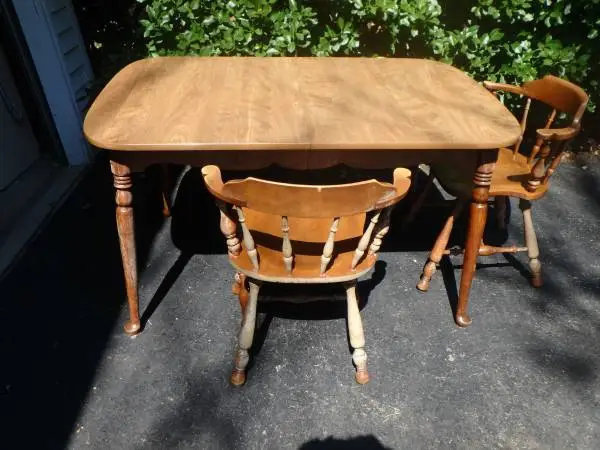 Wood Kitchen Table w/ 2 Chairs; Delivery Possible