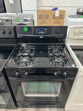 Whirlpool 30”W Freestanding Gas Range In Black With Excellent Condition