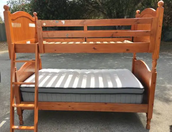 ***Twin Pottery Barn Bunk Bed ****+