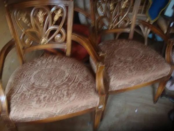 many nice padded chairs,