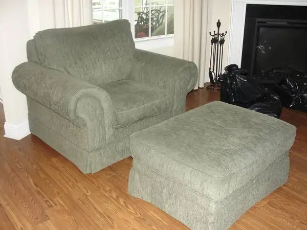 Clean Green Chair & Ottoman Set w/no rips or tears