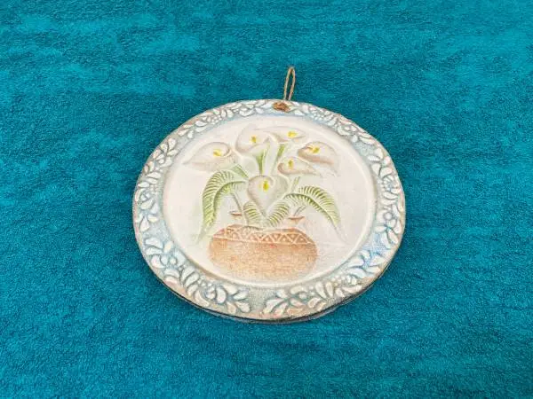 DECOR, VINTAGE CERAMIC FLORAL PLAQUE